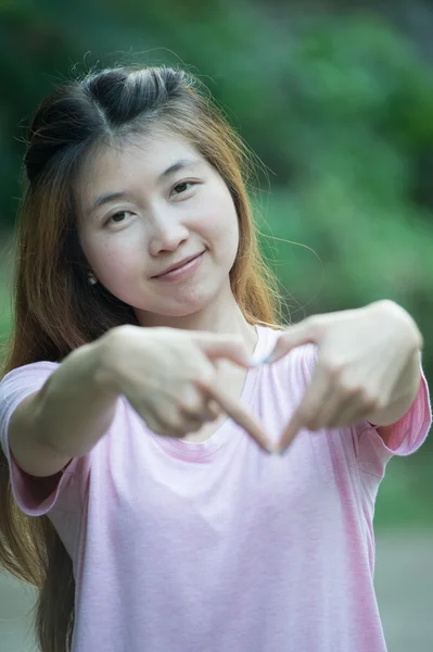 Asien glad ung kvinna gör hjärtat tecken med händer — Stockfoto