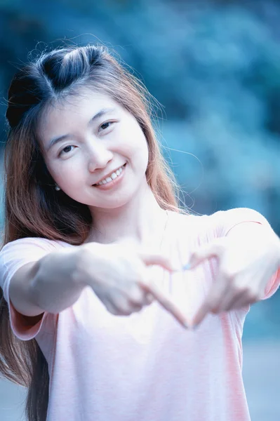 Asia felice giovane donna fare cuore segno con le mani — Foto Stock