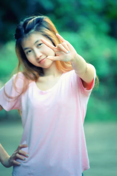 Asie krásná mladá žena Ukázat rukou lásku znamení — Stock fotografie