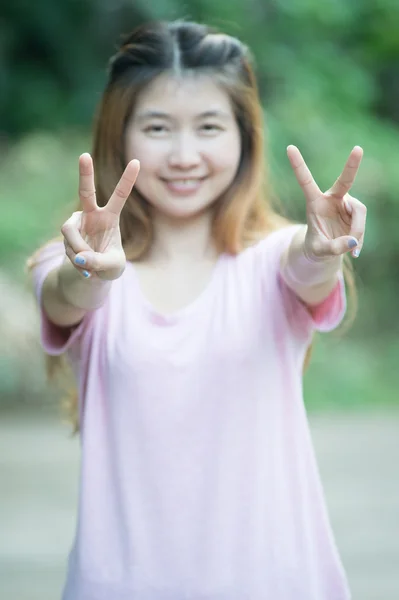 Asia piękna dziewczyna Pokaż znak zwycięstwa — Zdjęcie stockowe