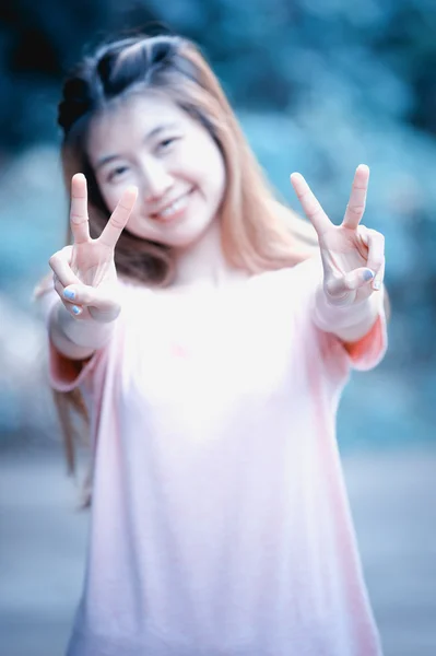 Asya güzel kız göster: zafer işareti — Stok fotoğraf