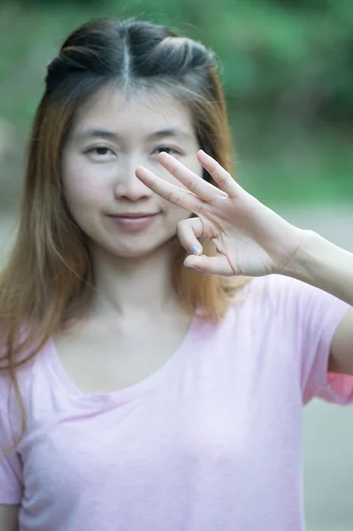 Młoda kobieta Azji ładny Wyświetlono "Ok" — Zdjęcie stockowe