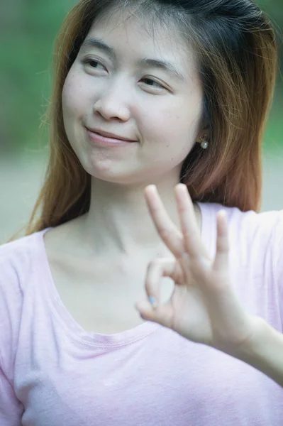 Ázsiában a fiatal aranyos nő mutatja "Ok" — Stock Fotó