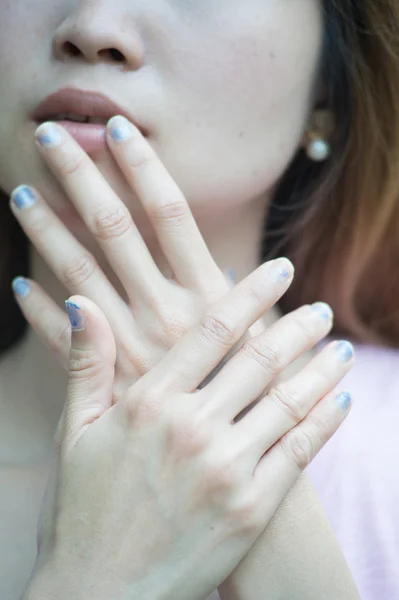 아름 다운 얼굴 여자와 잘 손질 된 손가락의 클로즈업 — 스톡 사진