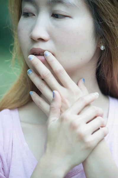 Primer plano de hermosas mujeres de la cara y los dedos bien cuidados —  Fotos de Stock