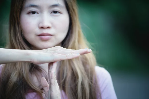 Azji kobieta pokazuje, że ręce stop limit czasu — Zdjęcie stockowe