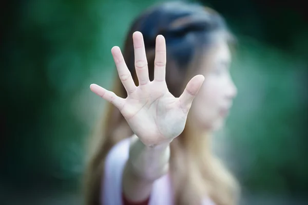 Asiático las mujeres mostrando stop mano gesto, enfoque de la mano —  Fotos de Stock