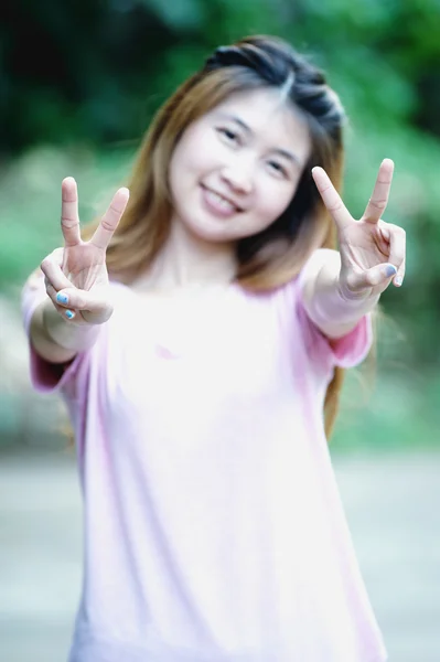 Asie krásná dívka Ukázat vítězství znamení — Stock fotografie