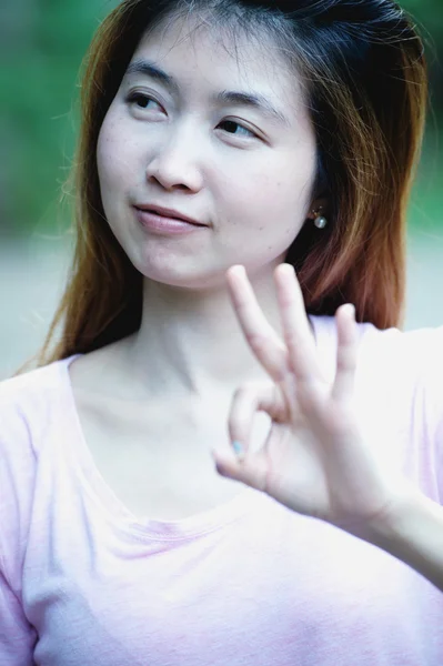 Asia tineri drăguț femeie arată "OK " — Fotografie, imagine de stoc