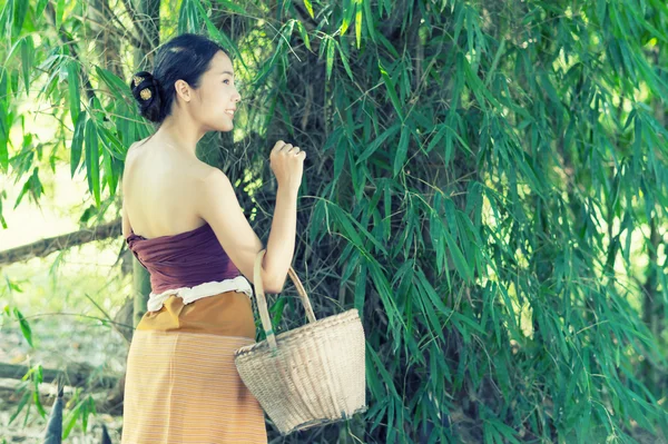 Ásia antiga jovem mulher com cesta na natureza — Fotografia de Stock