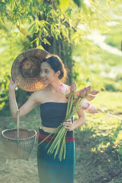 Asia antigua mujer joven con sombrero de loto y cesta — Foto de Stock