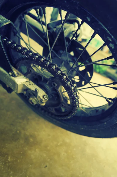 더러운 오토바이 체인의 근접 촬영 샷. — 스톡 사진