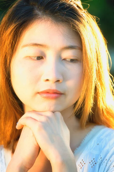 亚洲年轻女人的脸和手的特写 — 图库照片