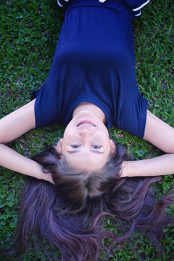 Asya kadınlar yeşil çim rahatlatıcı