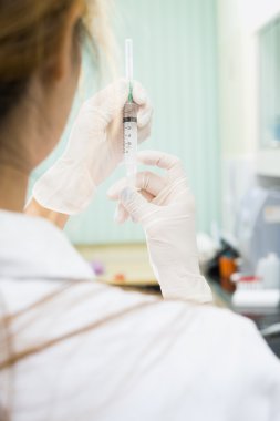 Asya genç doktor kadın hastanede şırınga