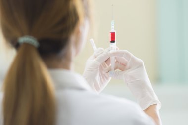Asya genç doktor kadın hastanede şırınga
