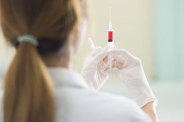 Asya genç doktor kadın hastanede şırınga