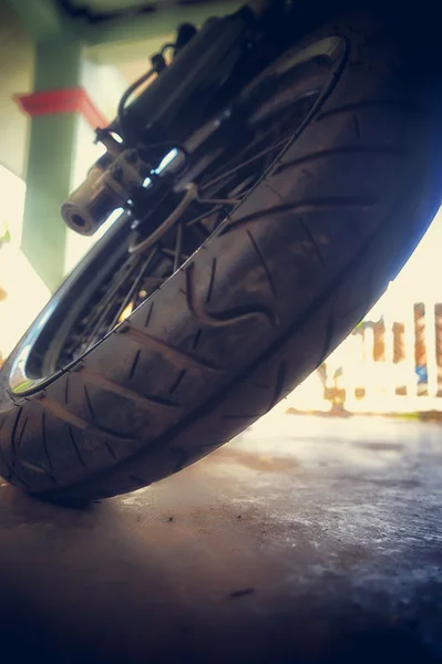 Kerék motorkerékpár gumiabroncs fókusz közelről — Stock Fotó