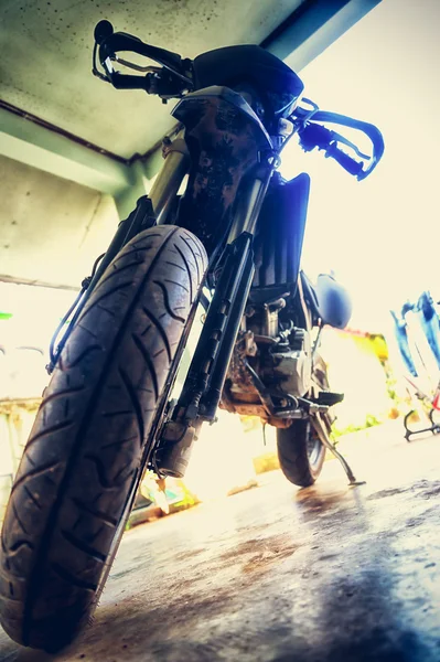 Motocicleta preta, foco na roda — Fotografia de Stock