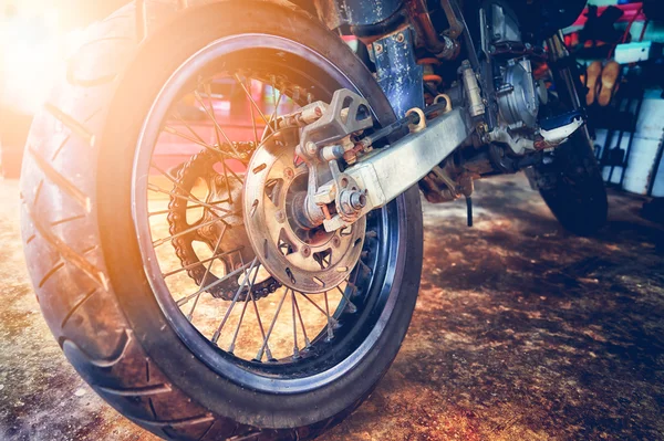 Primer plano de la rueda de la motocicleta, neumático de enfoque — Foto de Stock