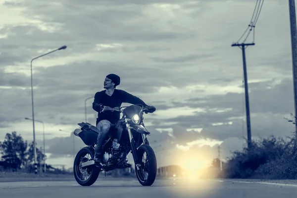 Retrato de asia guapo hombre motorista en la motocicleta —  Fotos de Stock