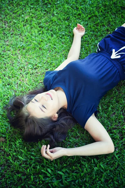 Ásia mulheres Relaxante na grama verde — Fotografia de Stock