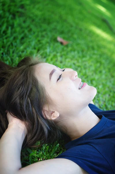 Asie ženy relaxaci v zelené trávě — Stock fotografie