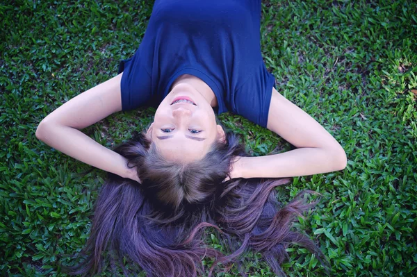 Asiatiques femmes se détendre dans l'herbe verte — Photo