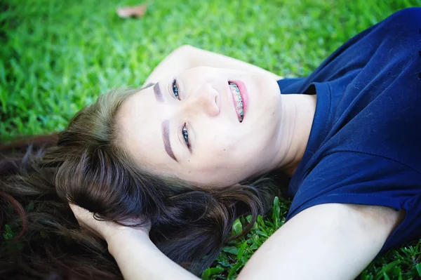 亚洲妇女在绿草中放松 — 图库照片