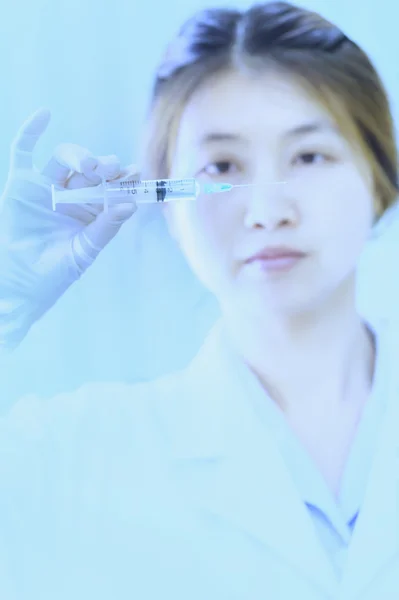 Asia young doctor woman with syringe in hospital — Stock Photo, Image