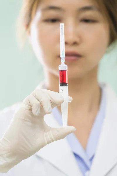 Asia young doctor woman with syringe in hospital — Stock Photo, Image