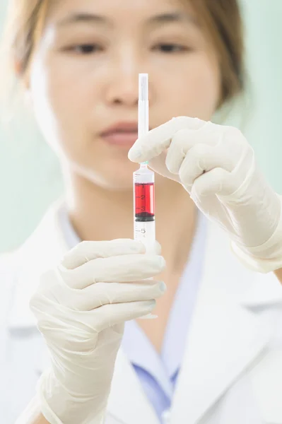 Médecin avec seringue de vaccin rouge à la main — Photo