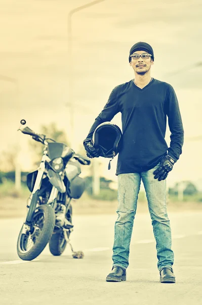 Retrato del hombre ciclista de pie en la carretera con la motocicleta — Foto de Stock