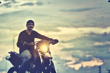 Asya yakışıklı adam motorcu motosiklet portresi