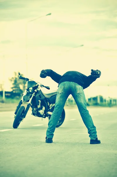 骑自行车的人放松与摩托车日落. — 图库照片