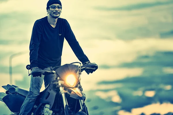 Retrato de asia guapo hombre motorista en la motocicleta — Foto de Stock