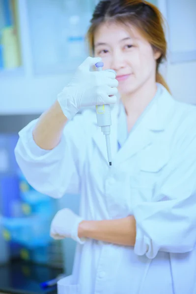 Retrato de la joven ciencia feliz de pie — Foto de Stock