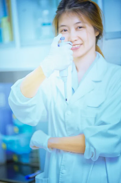 Retrato de la joven ciencia feliz de pie — Foto de Stock