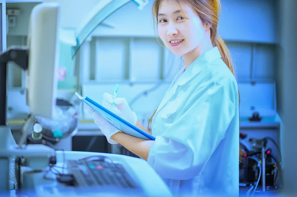 Asiatiques femmes travaillant en laboratoire à l'hôpital — Photo