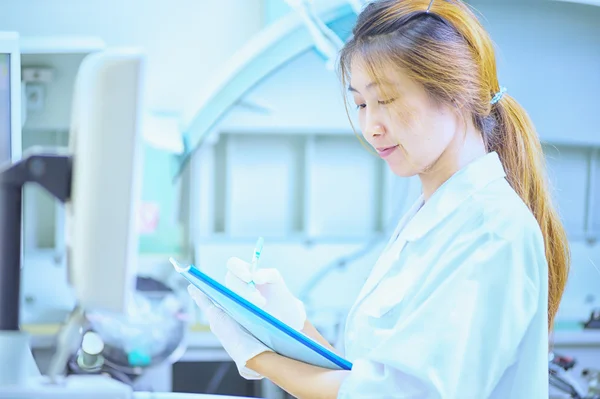 Asia mujeres que trabajan en el trabajo de parto en el hospital — Foto de Stock