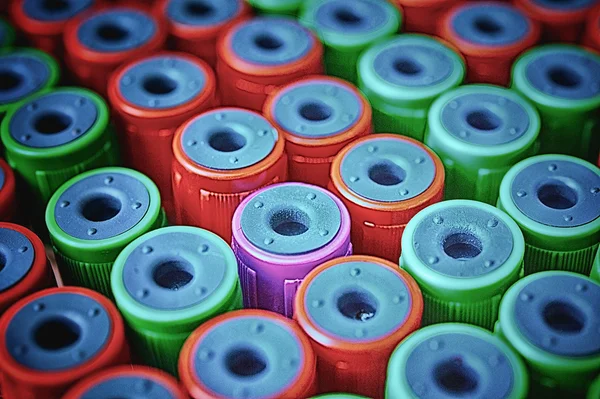 Fechar o tubo de teste médico com amostras de sangue — Fotografia de Stock