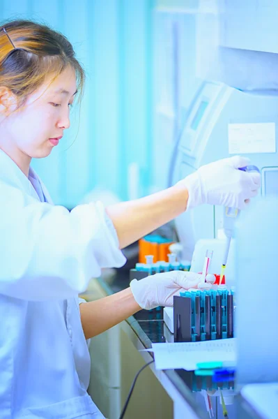 Asia mujeres que trabajan en el trabajo de parto en el hospital — Foto de Stock