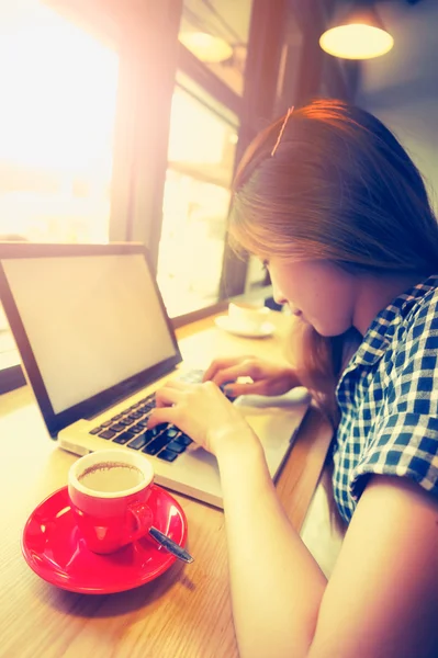 Mujer usando el ordenador portátil durante el descanso del café — Foto de Stock