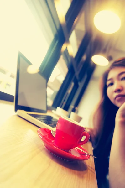 Mujer con portátil y taza. Concepto de vacaciones . — Foto de Stock