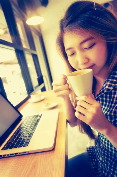 Mujer con portátil y taza. Concepto de vacaciones . — Foto de Stock