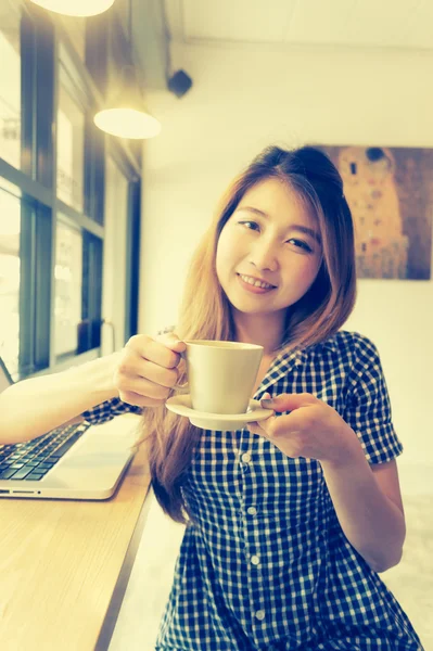 Mujer con portátil y taza. Concepto de vacaciones . — Foto de Stock