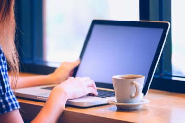 Asya onu laptop kullanarak ve kafede kahve içme güzel