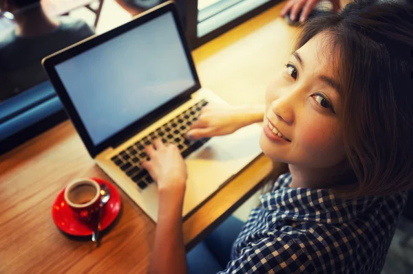 Mujer usando el ordenador portátil durante el descanso del café — Foto de Stock