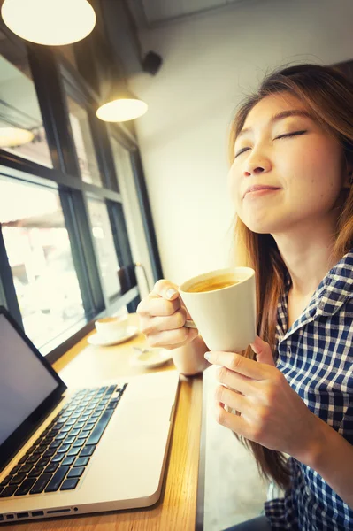 Mujer con portátil y taza. Concepto de vacaciones . — Foto de Stock