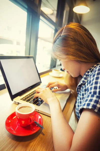 Mujer usando el ordenador portátil durante el descanso del café — Foto de Stock